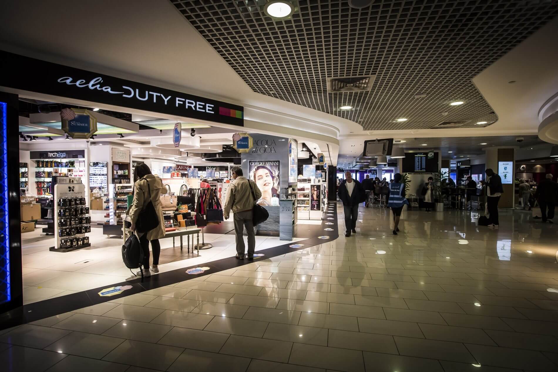 919669-1900x1267 Aelia Duty Free shop at London City Airport and travelers browsing duty-free essentials.